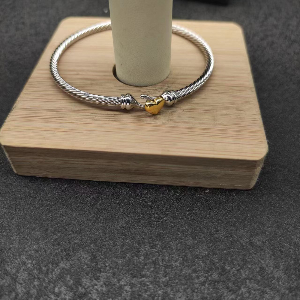 David Yurman's gold heart-shaped silver bracelet - Picture 5 of 9